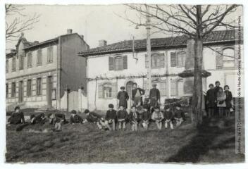 3 vues [Gargas : mairie-école]. - Toulouse : maison Labouche frères, [après 1906]. - Photographie