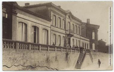 2 vues Nailloux Haute-Garonne : n° 5 : l'hôtel de ville / photographie Armengaud. - Toulouse : maison Labouche frères, [entre 1900 et 1940]. - Photographie