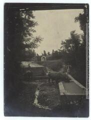 2 vues Noueilles-en-Lauragais (Haute-Garonne) : abreuvoir et fontaine. - Toulouse : maison Labouche frères, [entre 1900 et 1940]. - Photographie