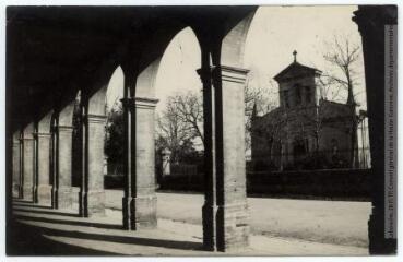 2 vues Ondes (Haute-Garonne) : les arcades, l'église. - Toulouse : maison Labouche frères, [vers 1950]. - Photographie