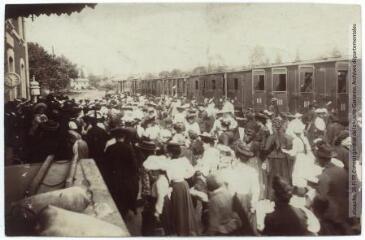 2 vues Pibrac : arrivée d'un pèlerinage en gare de Pibrac. - Toulouse : maison Labouche frères, [entre 1900 et 1940]. - Photographie