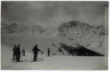 2 vues Sports d'hiver à Luchon Superbagnères : avant la glissade. - Toulouse : maison Labouche frères, [entre 1920 et 1950]. - Photographie