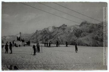 2 vues Sports d'hiver à Luchon Superbagnères : skieurs sur le plateau : vue sur la Maladetta. - Toulouse : maison Labouche frères, [entre 1920 et 1950]. - Photographie