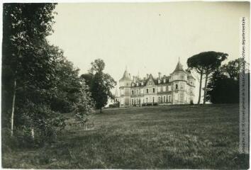 2 vues Le Gers. 25. Montbrun [Monbrun] : le château côté nord. - Toulouse : maison Labouche frères, [entre 1900 et 1940]. - Photographie