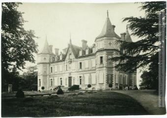 2 vues Le Gers. 26. Montbrun [Monbrun] : le château. - Toulouse : maison Labouche frères, [entre 1900 et 1940]. - Photographie