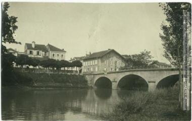 2 vues Le Gers. 372. Plaisance : le pont sur l'Arros / photographie Henri Jansou (1874-1966). - Toulouse : maison Labouche frères, [entre 1900 et 1940]. - Photographie