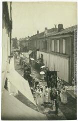2 vues Le Gers. 374. Plaisance : défilé de la Procession / photographie Henri Jansou (1874-1966). - Toulouse : maison Labouche frères, [entre 1900 et 1940]. - Photographie