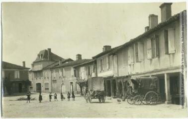 2 vues Le Gers. 380. Aignan : la place. - Toulouse : maison Labouche frères, [entre 1900 et 1940]. - Photographie