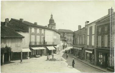 2 vues Le Gers. 381. Aignan : la fontaine et le clocher. - Toulouse : maison Labouche frères, [entre 1900 et 1940]. - Photographie