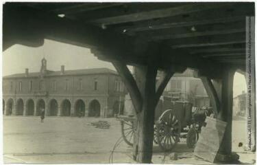 2 vues Le Gers. 383. Aignan : l'hôtel de ville et les couverts. - Toulouse : maison Labouche frères, [entre 1900 et 1940]. - Photographie