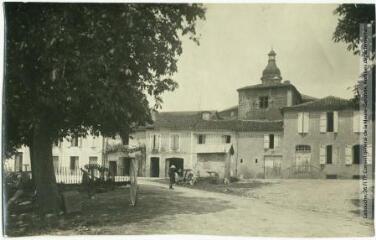 2 vues Le Gers. 384. Aignan : vieille tour Renaissance et clocher. - Toulouse : maison Labouche frères, [entre 1900 et 1940]. - Photographie