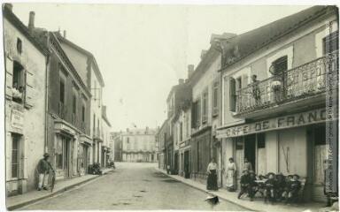 2 vues Le Gers. 393. Riscle : rue du Centre / photographie Henri Jansou (1874-1966). - Toulouse : maison Labouche frères, [entre 1900 et 1940]. - Photographie