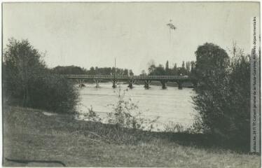 2 vues Le Gers. 397. Riscle : le pont sur l'Adour / photographie Henri Jansou (1874-1966). - Toulouse : maison Labouche frères, [entre 1900 et 1940]. - Photographie