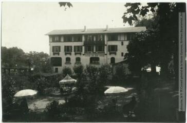 3 vues Le Gers. 632. Barbotan-les-Thermes : hôtel du Roy Henri. - Toulouse : maison Labouche frères, [entre 1920 et 1950]. - Photographie