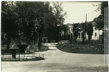 3 vues Barbotan-les-Thermes : le parc. Au fond Grand hôtel des Thermes. - Toulouse : maison Labouche frères, [entre 1920 et 1950]. - Photographie