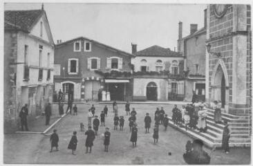 2 vues - Landes. Habas : place de la Mairie. - Toulouse : maison Labouche frères, [entre 1900 et 1920]. - Photographie (ouvre la visionneuse)