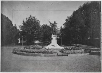 3 vues - 11. Dax : parc Théodore Denis : monument à Maurice Boyau. - Toulouse : maison Labouche frères, [entre 1920 et 1950]. - Photographie (ouvre la visionneuse)