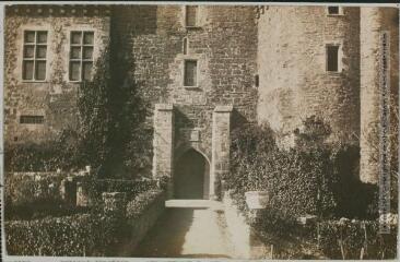 2 vues Le Lot. Château de Castelnau (Bretenoux) : l'entrée du pont-levis. 6. - Toulouse : maison Labouche frères, [entre 1900 et 1920]. - Photographie