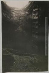 2 vues Le Lot. 58. Le gouffre de Padirac : l'escalier métallique et l'orifice vu du fond du puits / photographie Henri Jansou (1874-1966). - Toulouse : maison Labouche frères, [entre 1900 et 1940]. - Photographie