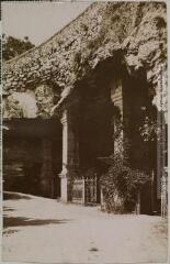 3 vues Lot. 102. Rocamadour : entrée de la XIVe station. - Toulouse : maison Labouche frères, [entre 1900 et 1920]. - Photographie
