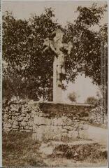 2 vues Lot. 131. Capdenac-le-Haut : curieux Christ en pierre de 1667. - Toulouse : maison Labouche frères, [entre 1900 et 1920]. - Photographie