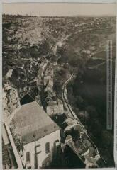 2 vues - Le Lot. 143. Rocamadour : vue plongeante sur le village. - Toulouse : maison Labouche frères, [entre 1900 et 1940]. - Photographie (ouvre la visionneuse)