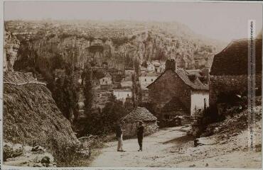 2 vues Lot. 219. Cabrerets : vallée du Célé. - Toulouse : maison Labouche frères, [entre 1900 et 1920]. - Photographie