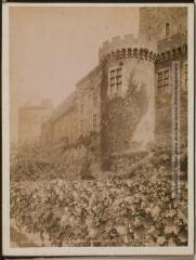 2 vues 2169. Château de Castelnau Bretenoux / photographie Amédée Trantoul (1837-1910). - Toulouse : maison Labouche frères, [entre 1900 et 1910]. - Photographie