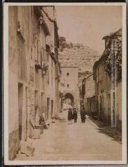 3 vues Le Lot. 4. Rocamadour : grand'rue / [photographie Amédée Trantoul (1837-1910)]. - Toulouse : phototypie Labouche frères, [entre 1905 et 1925], tampon d'édition du 19 mai 1918. - Carte postale