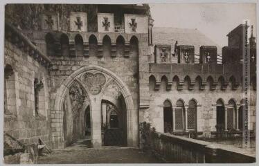 3 vues Le Lot. 8. Rocamadour : passage conduisant de la maison de Marie au tombeau de saint Amadour. - Toulouse : phototypie Labouche frères, [entre 1905 et 1925]. - Carte postale
