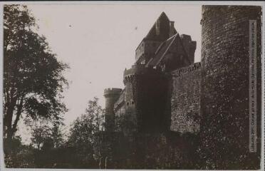3 vues Le Lot. 63. Château de Castelnau (Bretenoux) : la terrasse. - Toulouse : phototypie Labouche frères, [entre 1918 et 1937]. - Carte postale