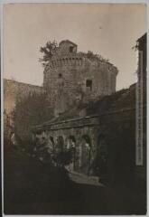 3 vues Le Lot. 65. Château de Castelnau (Bretenoux) : la tour militaire / [photographie Amédée Trantoul (1837-1910)]. - Toulouse : phototypie Labouche frères, [entre 1905 et 1925], tampon d'édition du 11 juin 1920. - Carte postale