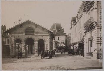 3 vues Le Lot. 105. Gramat : la place et la halle. - Toulouse : phototypie Labouche frères, [entre 1918 et 1937]. - Carte postale