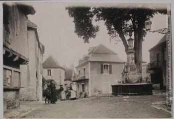 3 vues Le Lot. 398. Autoire : la place et la fontaine / [photographie Henri Jansou (1874-1966)]. - Toulouse : phototypie Labouche frères, [entre 1905 et 1925]. - Carte postale