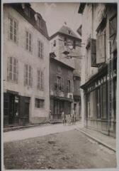 3 vues Le Lot. 403. Gramat : carrefour de la halle et la tour de l'horloge. - Toulouse : phototypie Labouche frères, [entre 1905 et 1925]. - Carte postale