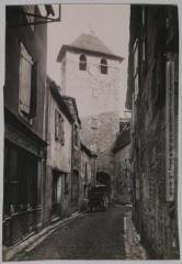 3 vues Le Lot. 404. Gramat : une vieille rue et la tour de l'horloge. - Toulouse : phototypie Labouche frères, [entre 1905 et 1925]. - Carte postale