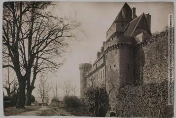 3 vues Castelnau-Bretenoux (Lot) : la terrasse du château / [photographie Henri Jansou (1874-1966)]. - Toulouse : phototypie Labouche frères, [entre 1905 et 1925]. - Carte postale