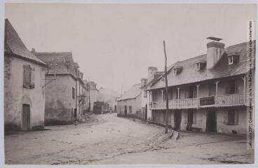 2 vues Basses-Pyrénées. 466. Aramits : la route dans le village. - Toulouse : maison Labouche frères, [entre 1900 et 1940]. - Photographie
