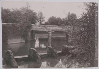 2 vues Basses-Pyrénées. 965. Angaïs près Pau : les bords du Lagoin. - Toulouse : maison Labouche frères, [entre 1900 et 1940]. - Photographie
