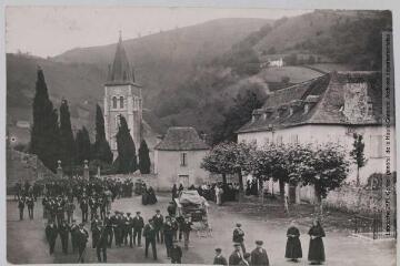 2 vues Basses-Pyrénées. Barcus près Oloron : sortie de la messe. - Toulouse : maison Labouche frères, [entre 1900 et 1940]. - Photographie