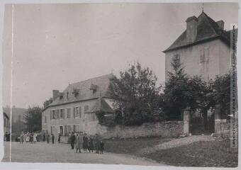 2 vues Basses-Pyrénées. Barcus près Oloron : le château et la mairie. - Toulouse : maison Labouche frères, [entre 1900 et 1940]. - Photographie