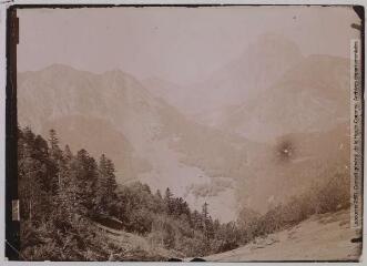 4 vues Les Basses-Pyrénées. 142. Pic du Midi d'Ossau (2885 m.) et val de Pombié [Pombie]. - Toulouse : phototypie Labouche frères, [entre 1905 et 1937]. - Carte postale