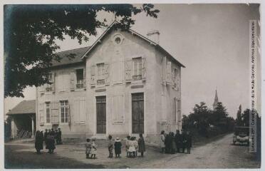 3 vues Les Basses-Pyrénées. 788. Auriac, près Thèze : l'école et la mairie. - Toulouse : phototypie Labouche frères, [entre 1905 et 1937]. - Carte postale