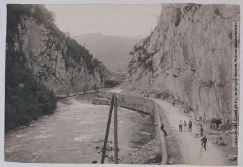 3 vues Les Basses-Pyrénées. 1027. La vallée d'Aspe : la gorge d'Esquit, près Bedous. - Toulouse : phototypie Labouche frères, [entre 1905 et 1937]. - Carte postale