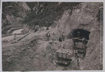 3 vues Les Basses-Pyrénées. 1028. La vallée d'Aspe : le tunnel d'Esquit en construction. - Toulouse : phototypie Labouche frères, [entre 1905 et 1918], tampon d'édition du 3 janvier 1918. - Carte postale