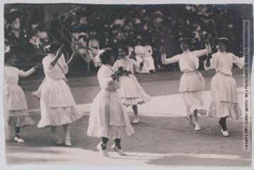 3 vues Types basques. 90. Les danseuses basques de la province du Labourd (Saint-Jean-de-Luz). - Toulouse : phototypie Labouche frères, [entre 1905 et 1937]. - Carte postale