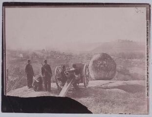 2 vues 49. Artillerie de campagne. En batterie sur les rochers (rocher de la Rouquette, tremblant, Sidobre). - Toulouse : maison Labouche frères, [entre 1900 et 1920]. - Photographie