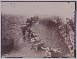 2 vues 50. Artillerie de campagne. Passage de rivière (Burlats). - Toulouse : maison Labouche frères, [entre 1900 et 1920]. - Photographie