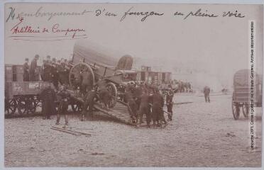 2 vues 74. Artillerie de campagne. Embarquement d'un fourgon en pleine voie. - Toulouse : maison Labouche frères, [entre 1900 et 1920]. - Photographie