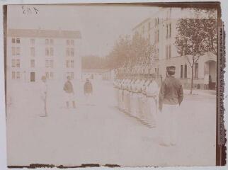2 vues Artillerie. Manoeuvre à pied. - Toulouse : maison Labouche frères, [entre 1900 et 1920]. - Photographie
